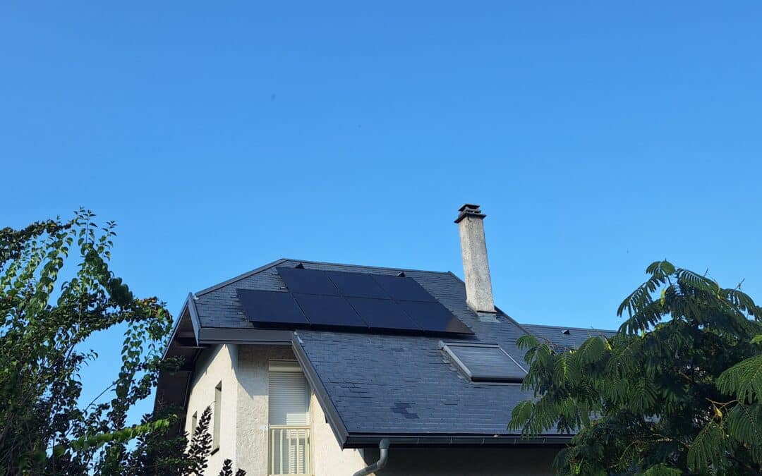 Installation de panneaux solaires sur un toit en ardoise au Bourget-du-Lac